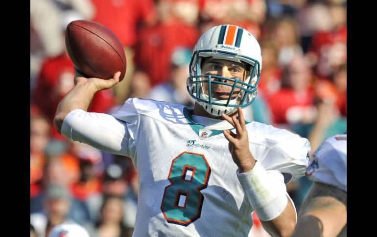 Matt Moore lanzó para 244 yardas y tres touchdowns en rempalzo de Chad Henne. REUTERS  /