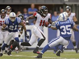 Julio Jones, de Atlanta (11) corre entre Kevin Thomas (21) y Joe Lefeged (35) durante la primera mitad del juego de la NFL. AP  /