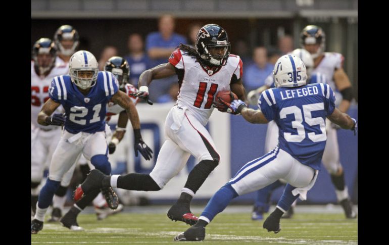 Julio Jones, de Atlanta (11) corre entre Kevin Thomas (21) y Joe Lefeged (35) durante la primera mitad del juego de la NFL. AP  /