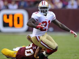 Frank Gore (21) trata de escapar del jugador de Washington LaRon Landry. AP  /