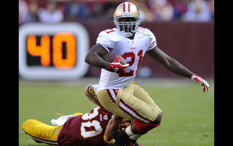 Frank Gore (21) trata de escapar del jugador de Washington LaRon Landry. AP  /