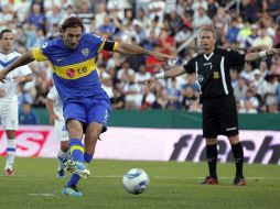 Schavi cobra un penal en el juego ante Velez. REUTERS  /