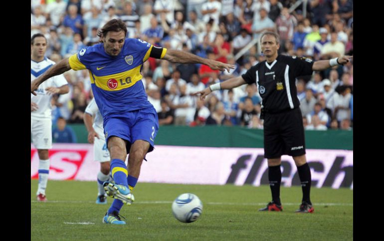 Schavi cobra un penal en el juego ante Velez. REUTERS  /