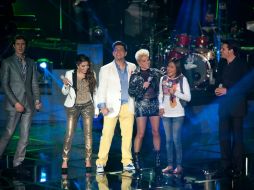 Yuri cantó con el equipo de Lucero ''Un corazón herido''. ESPECIAL TWITTER @LaVozMexico  /