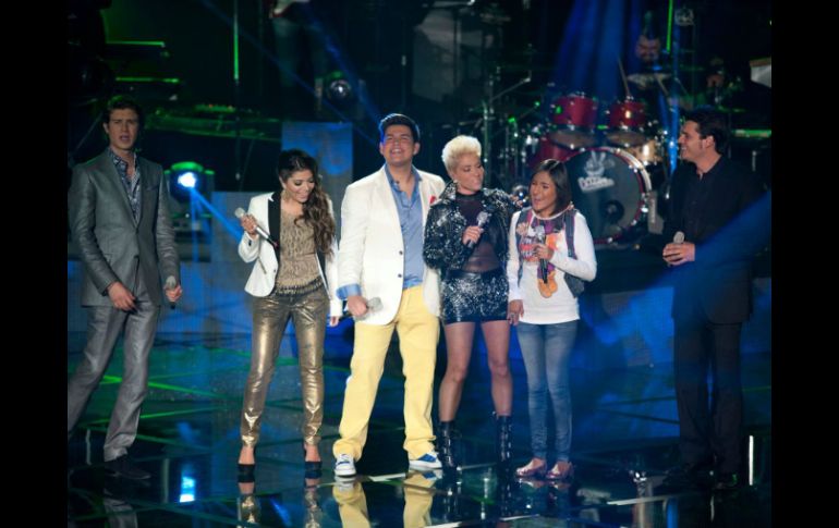 Yuri cantó con el equipo de Lucero ''Un corazón herido''. ESPECIAL TWITTER @LaVozMexico  /