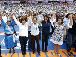 Luisa María Calderón Hinojosa (izquierda) es cobijada por un grupo de mujeres. EL UNIVERSAL  /