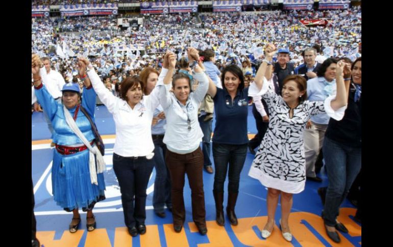 Luisa María Calderón Hinojosa (izquierda) es cobijada por un grupo de mujeres. EL UNIVERSAL  /