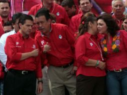 Enrique Peña Nieto conversa con Humberto Moreira, en el cierre de campaña de Fausto Vallejo, en Morelia. EL UNIVERSAL  /