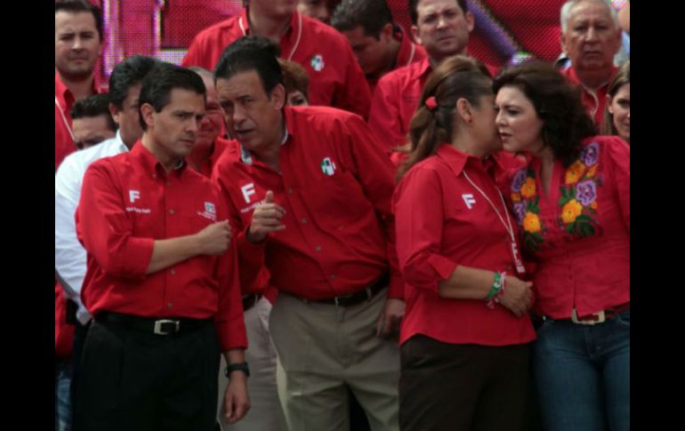 Enrique Peña Nieto conversa con Humberto Moreira, en el cierre de campaña de Fausto Vallejo, en Morelia. EL UNIVERSAL  /