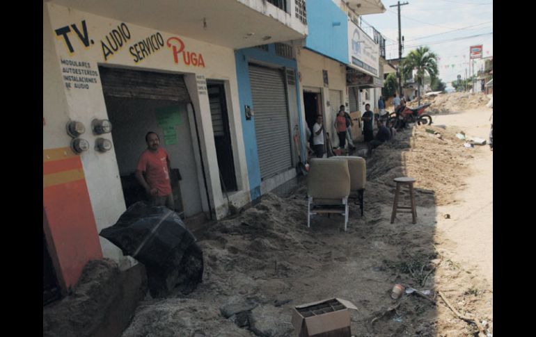 El paso del huracán “Jova” en la costa de Jalisco dejó varios negocios con daños parciales y totales.  /