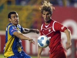 En la imagen, el delantero Ivan Alonso (derecha) durante juego de la semana 17 del Apertura 2011. MEXSPORT  /