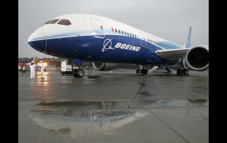 El Dreamliner 787 es un revolucionario avión ligero construido principalmente de compuestos de carbono que ahorra combustible. ARCHIVO  /