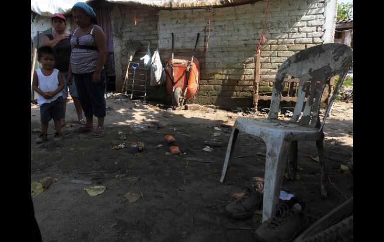 Las aguas alcanzaron grandes alturas a raíz del huracán, arrastrando con ellas las pertenencias de los habitantes de Cihuatlán  /