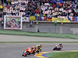 Varios pilotos de Moto GP ruedan durante la prueba del dia de hoy en Valencia. EFE  /