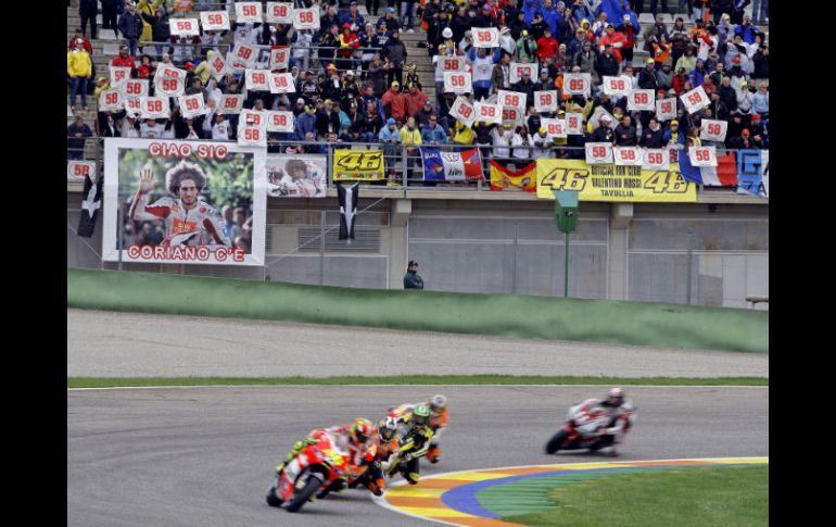 Varios pilotos de Moto GP ruedan durante la prueba del dia de hoy en Valencia. EFE  /