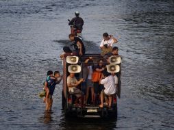 Miles de voluntarios y soldados trabajan contra reloj para impedir que agua anegue el centro de Bangkok. REUTERS  /