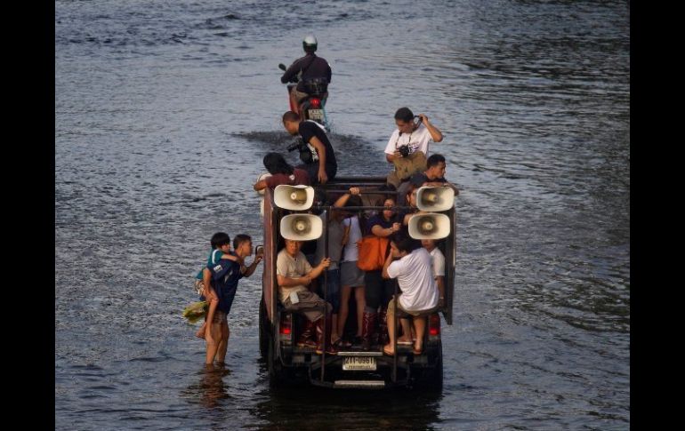 Miles de voluntarios y soldados trabajan contra reloj para impedir que agua anegue el centro de Bangkok. REUTERS  /