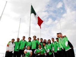 Atletas mexicanos en el izamiento de la bandera en la villa, a cinco días del arranque de la justa continental. ESPECIAL  /