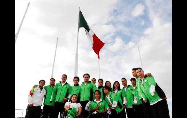 Atletas mexicanos en el izamiento de la bandera en la villa, a cinco días del arranque de la justa continental. ESPECIAL  /