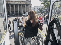 Vialidad adaptó 80 camiones que transportarán a seis personas con capacidades diferentes por unidad.  /