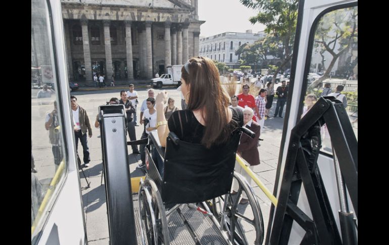 Vialidad adaptó 80 camiones que transportarán a seis personas con capacidades diferentes por unidad.  /