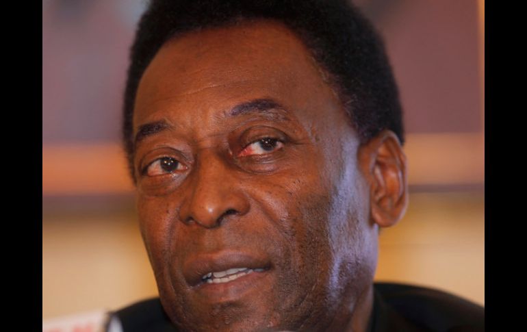 El exfutbolista brasileño, Pelé, afirmó que votará por Neymar para elección del mejor del mundo en 2011. AP  /