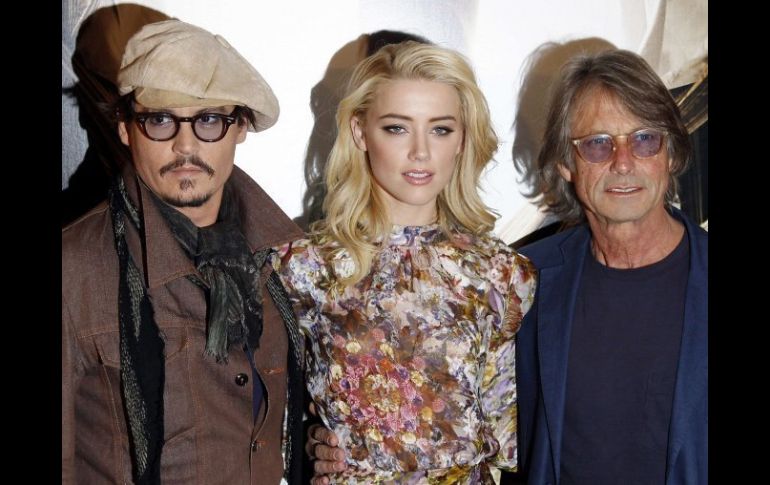 Johnny Depp, Amber Heard y Bruce Robinson, en una nueva aventura cinematográfica que promete. AFP  /