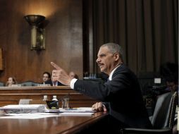 El procurador general de EU, Eric Holder, pidió acabar con los juegos políticos cínicos y acabar con el tráfico de armas. AP  /