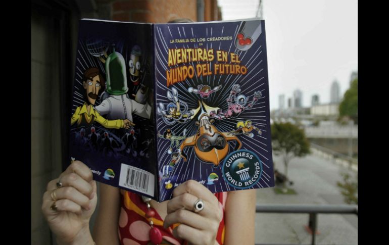 Una mujer lee el cómic colaborativo ''Aventuras en el mundo del futuro'', en Buenos Aires. EFE  /