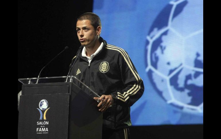 Hernández asistió a la ceremonia de la investidura de la generación 2011 del Salón de la Fama del Futbol. MEXSPORT  /