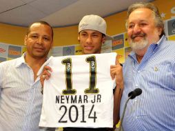 Neymar (C) durante una rueda de prensa en Santos, junto con su padre (I) y el presidente del Santos, Luis Álvaro. EFE  /