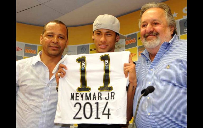 Neymar (C) durante una rueda de prensa en Santos, junto con su padre (I) y el presidente del Santos, Luis Álvaro. EFE  /