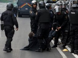 La Policía dijo que los manifestantes tuvieron que ser retirados porque bloqueaban el tráfico vehicular.EFE  /