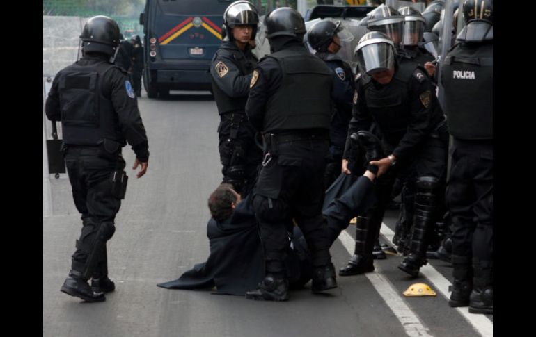 La Policía dijo que los manifestantes tuvieron que ser retirados porque bloqueaban el tráfico vehicular.EFE  /