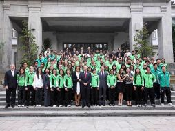 El Presidente con deportistas ganadores de medallas en los Panamericanos 2011. EL UNIVERSAL - PRESIDENCIA  /