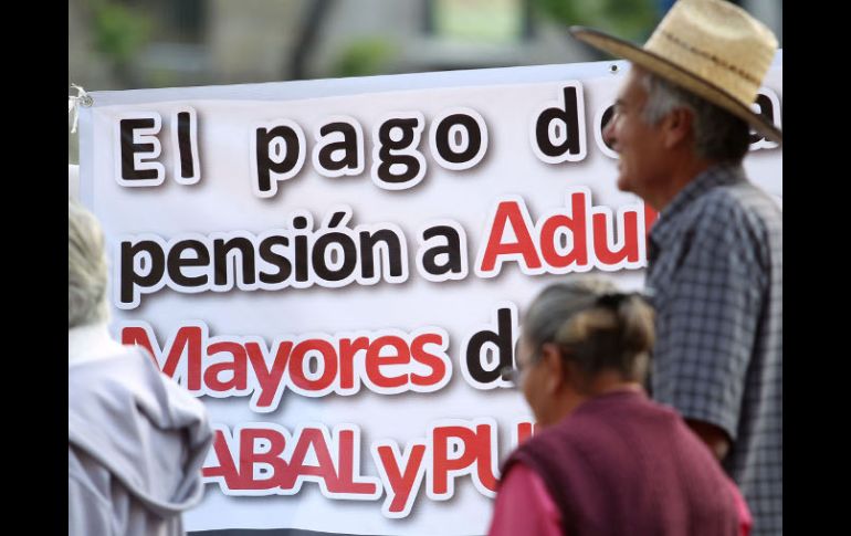 La iniciativa establece otorgar una pensión a adultos mayores de 70 años.  /