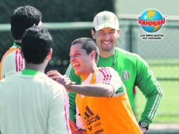 “Chicharito” (centro) se encuentra concentrado en Querétaro con la Selección mexicana. EFE  /