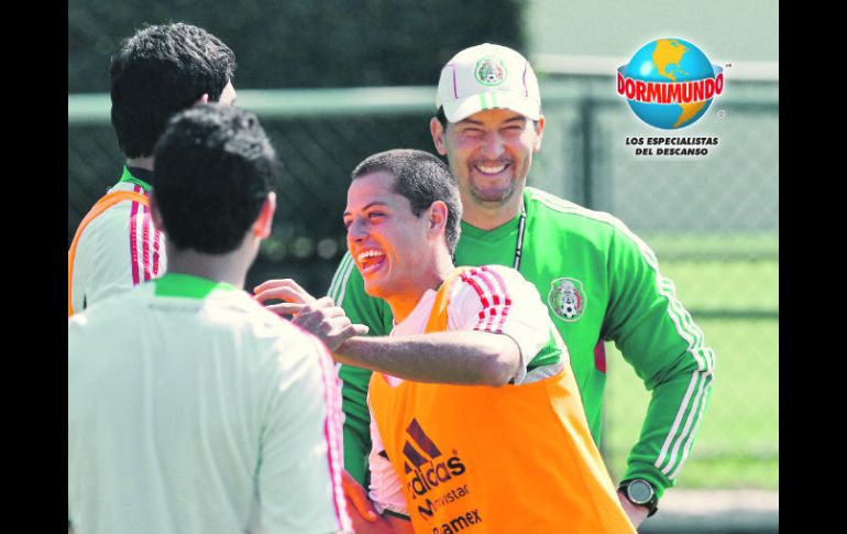 “Chicharito” (centro) se encuentra concentrado en Querétaro con la Selección mexicana. EFE  /