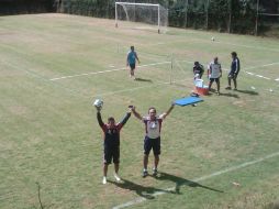 Al final de la práctica matutina, el ''Sheriff'' se puso a jugar tenis-balón para mejorar la atmósfera.  /