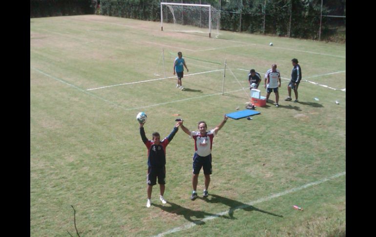 Al final de la práctica matutina, el ''Sheriff'' se puso a jugar tenis-balón para mejorar la atmósfera.  /