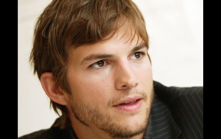 Ashton Kutcher no estaba bien informado cuando opinó en Twitter. ESPECIAL  /