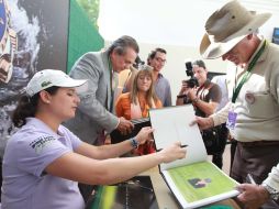 El libro que Ochoa firmó fue hecho especialmente para ella, con grandes momentos de su carrera.  /