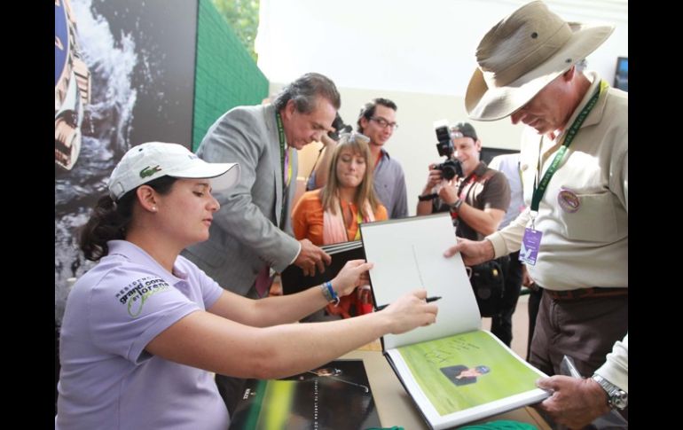 El libro que Ochoa firmó fue hecho especialmente para ella, con grandes momentos de su carrera.  /