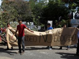 Alumnos del CUAAD, acompañados por vecinos, comerciantes y académicos, se manifestaron en contra del derribo de árboles en la zona.  /