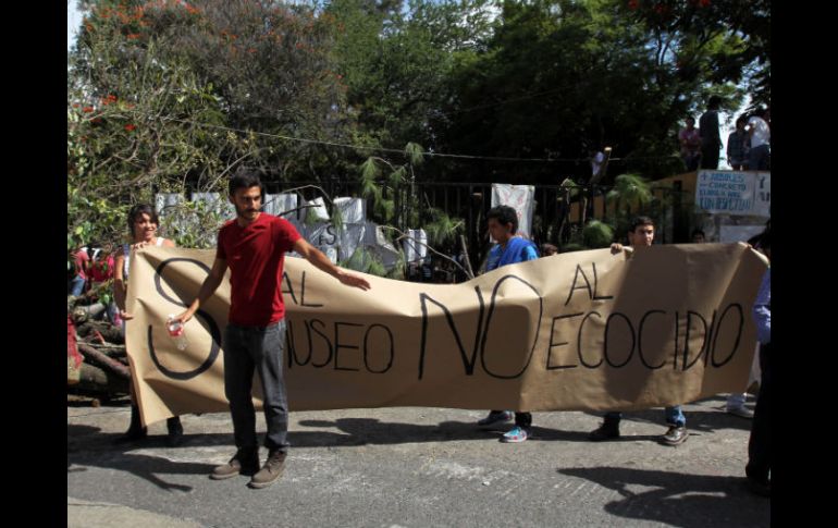 Alumnos del CUAAD, acompañados por vecinos, comerciantes y académicos, se manifestaron en contra del derribo de árboles en la zona.  /