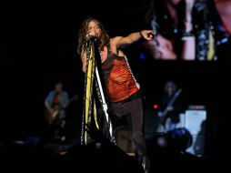 Steven Tyler prendió los ánimos en el Estadio Omnilife.  /