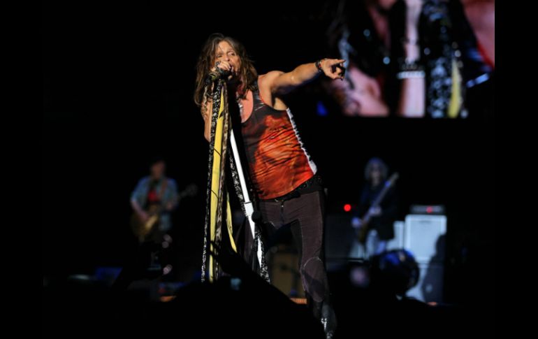 Steven Tyler prendió los ánimos en el Estadio Omnilife.  /