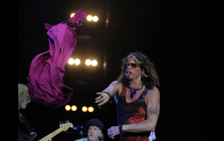 Steven Tayler sacudió el Omnilife con el rock de Aerosmith.  /