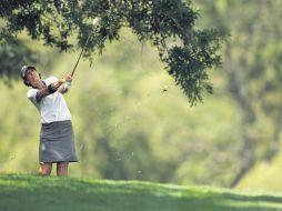 Juli Inkster echó mano más de su experiencia y pericia en el campo del Guadalajara Country Club. EFE  /