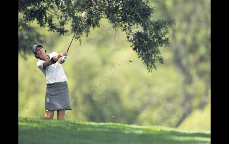 Juli Inkster echó mano más de su experiencia y pericia en el campo del Guadalajara Country Club. EFE  /